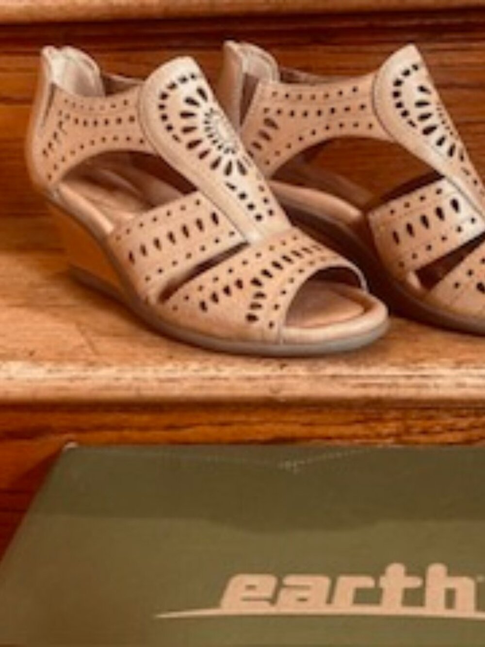 EARTH Crown Wedge Sandal Sand/Caramel Sz8